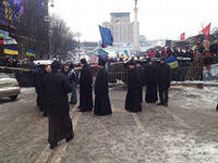 В честь Рождества сегодняшнюю службу на Евромайдане отслужили священники сразу трех конфессий
